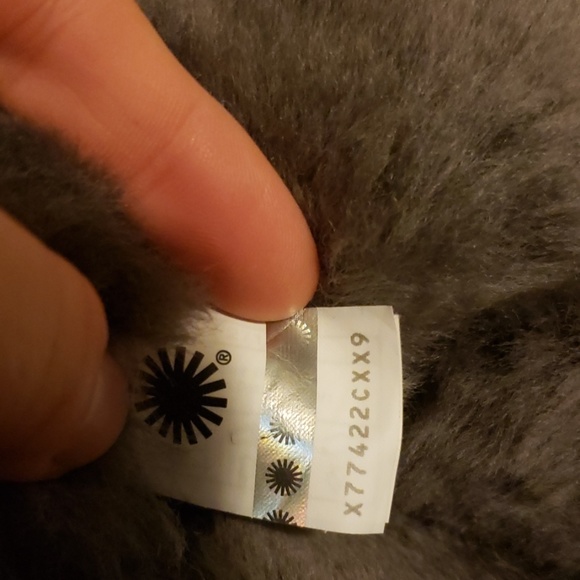 *SOLD* UGG Bailey Bow Short Ruffle in Charcoal - Picture 2 of 7